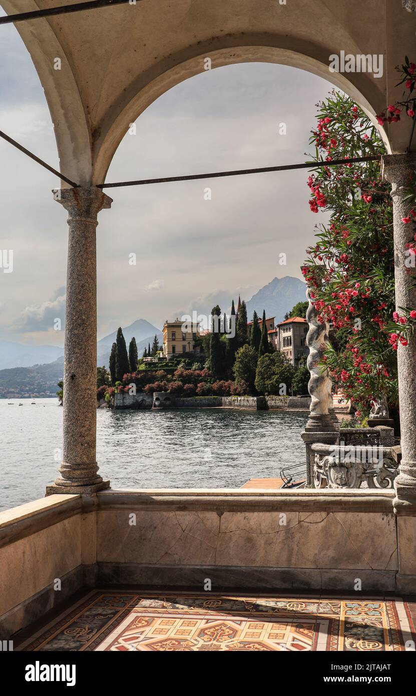 Vista Romántica de Villa Monastero en Varenna. Escena vertical de la ciudad italiana rodeada de montañas en el lago Como. Foto de stock