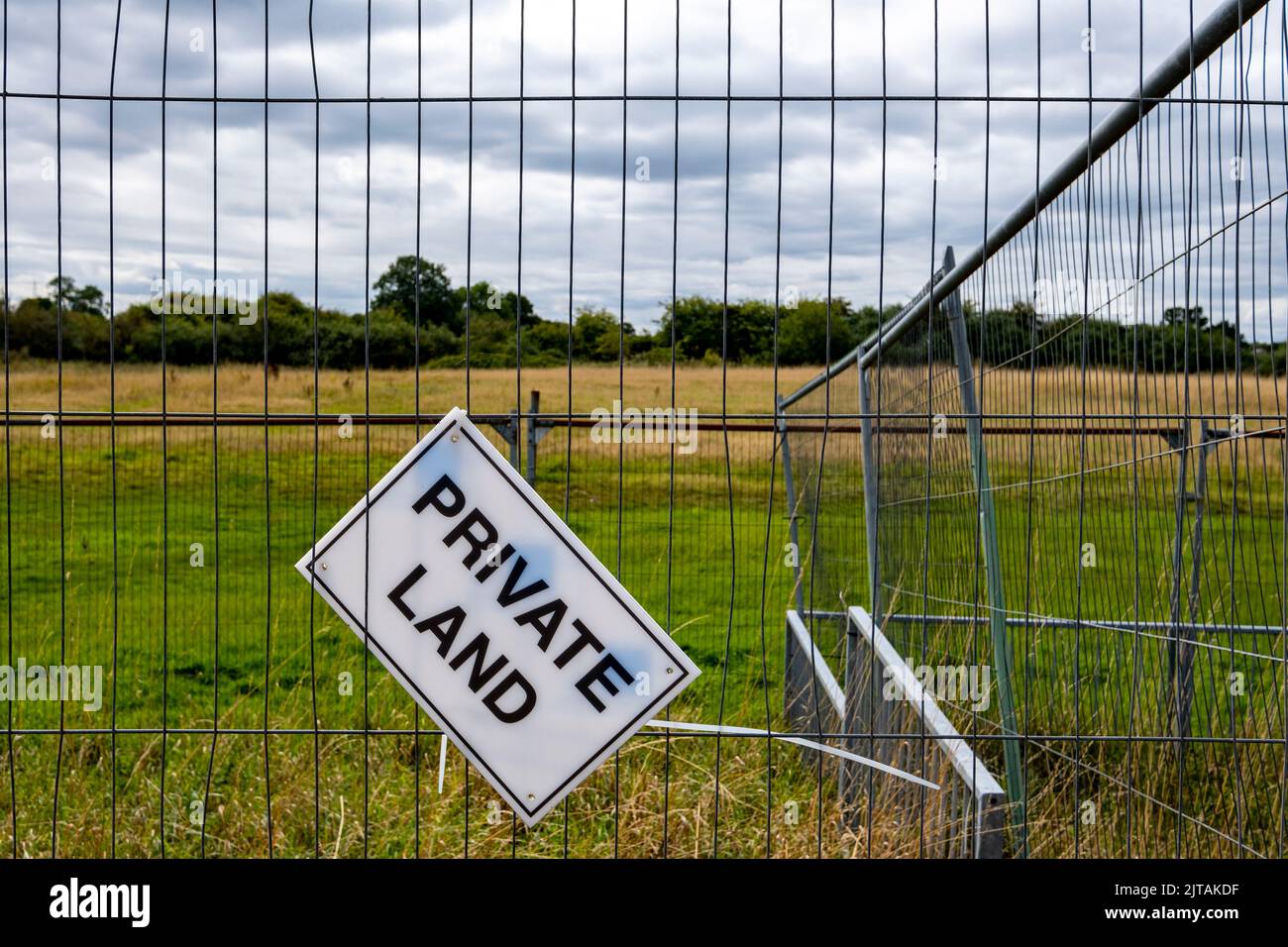 Señal de advertencia de terreno privado en la valla de Cheshire, Reino Unido Foto de stock