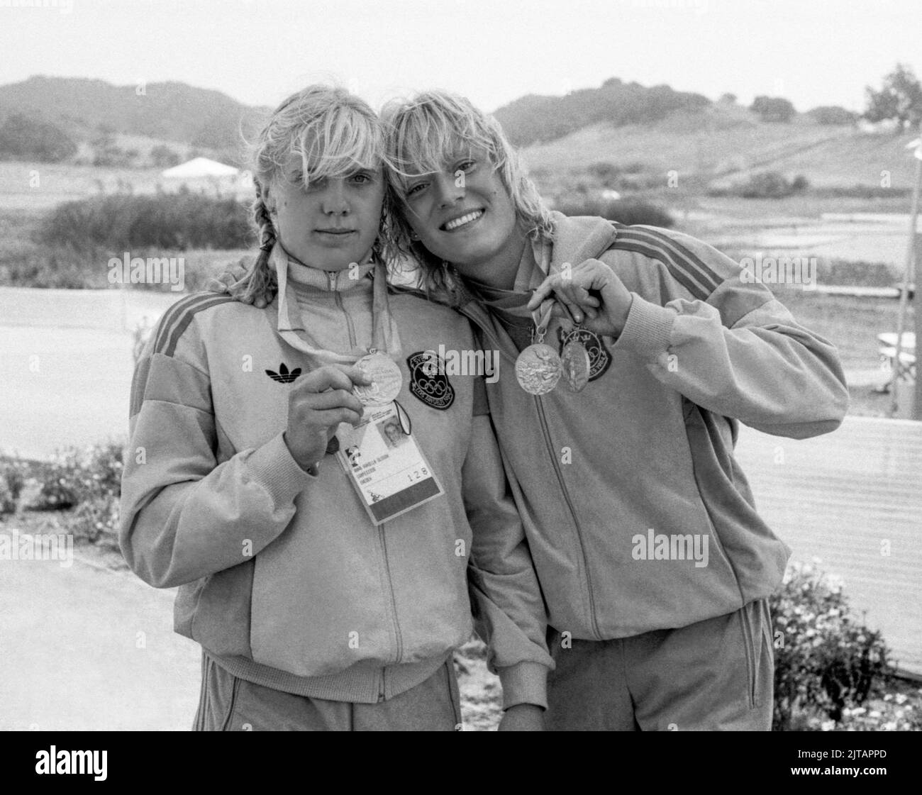 JUEGOS OLÍMPICOS DE VERANO EN LOS ÁNGELES 1984 ANNA OLSSON y Agneta Andersson atleta de canoa Suecia con sus medallas de oro a partir de K2 500 m. Foto de stock