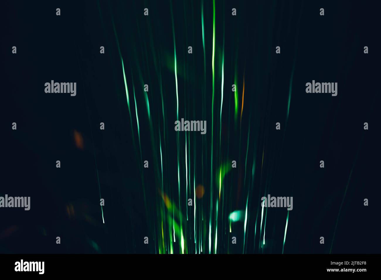 luz nocturna rayos brillantes las líneas verdes de neón estallan Foto de stock