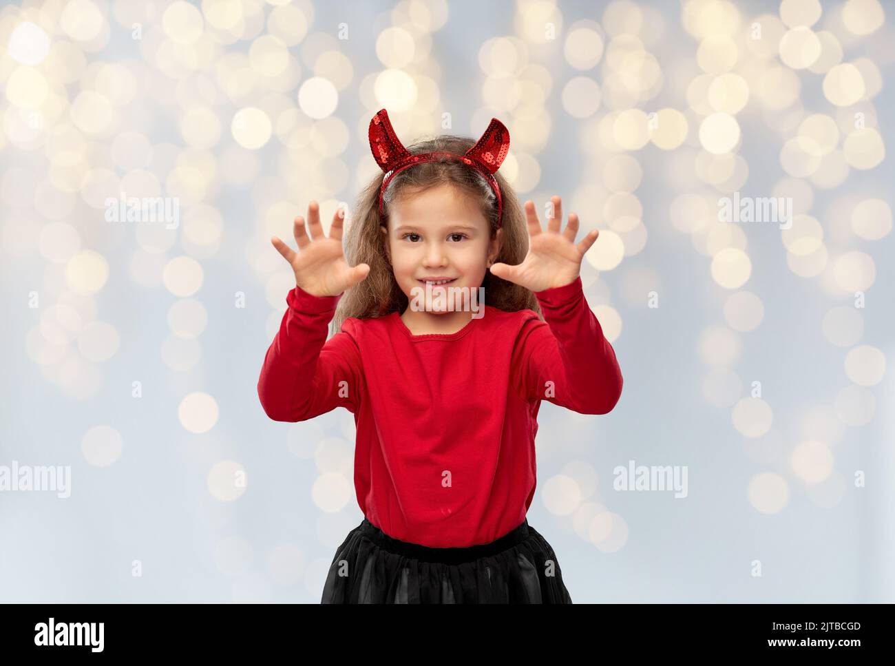 disfraz de chica con cuernos de diablo en halloween Foto de stock