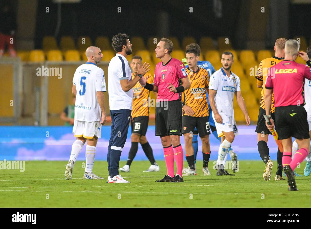 28 de agosto de 2022, Benevento, Italia: L'allenatore del Frosinone Calcio  Fabio Grosso hablando con el árbitro Luca Pairetto durante el partido de  Fútbol Italiano Serie B 2022/2023 entre Benevento vs Frosinone