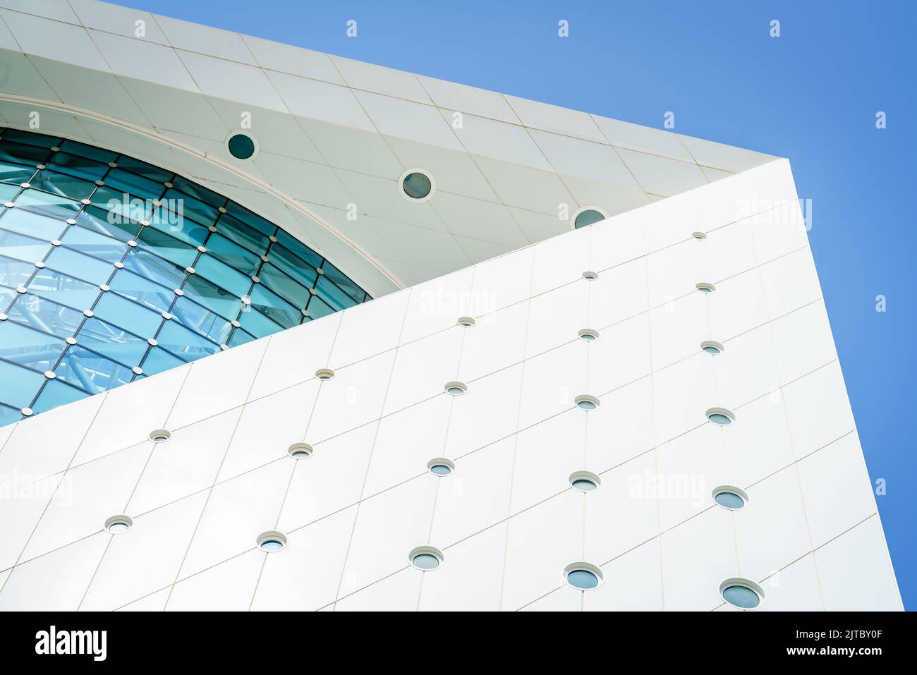 Detalles arquitectónicos de un edificio moderno con cielos azules en el fondo Foto de stock