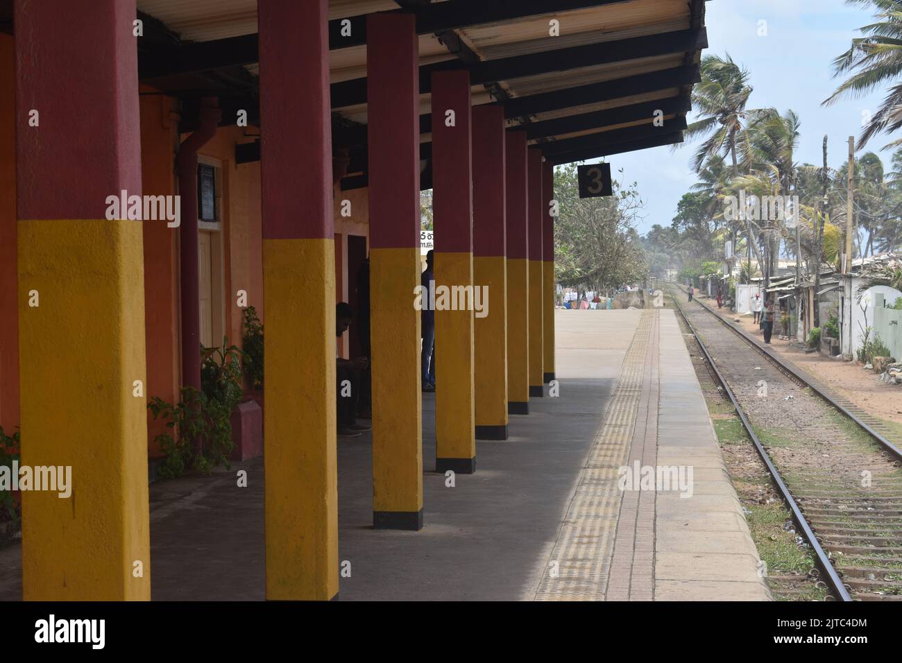 Una estación de tren en Colombo. La Red Ferroviaria fue introducida por los británicos en 1864 y 1st trenes operaron el 27th de diciembre de 1864, con la construcción de la Línea Principal de Colombo a Ambefussa, 54 kilómetros al este. La red ferroviaria de Sri Lanka tiene 1.508 km (937 mi) de ancho de vía de 5 pies 6 pulgadas (1.676 mm). Algunas de sus rutas son pintorescas, con la línea principal pasando (o cruzando) cascadas, montañas, fincas de té, pinares, puentes y estaciones de picos. Sri Lanka. Foto de stock