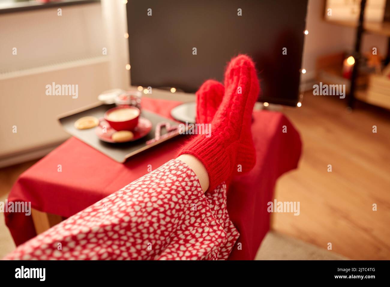 Pies De La Mujer En Calcetines Rojos Cerca De La Ventana Imagen de archivo  - Imagen de casero, gente: 69461231