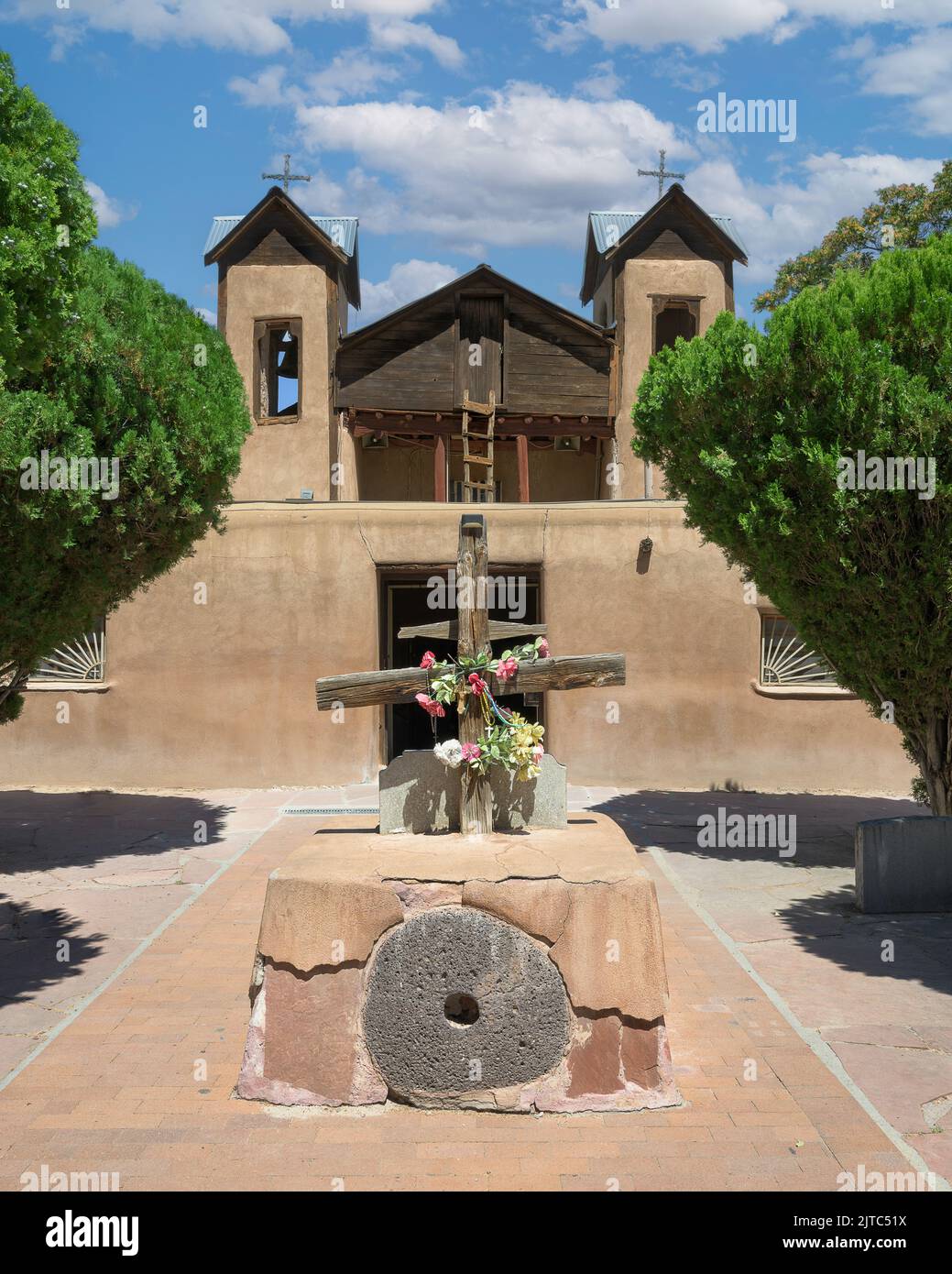 Entrada a la histórica Iglesia Católica del Santuario de Chimayo en