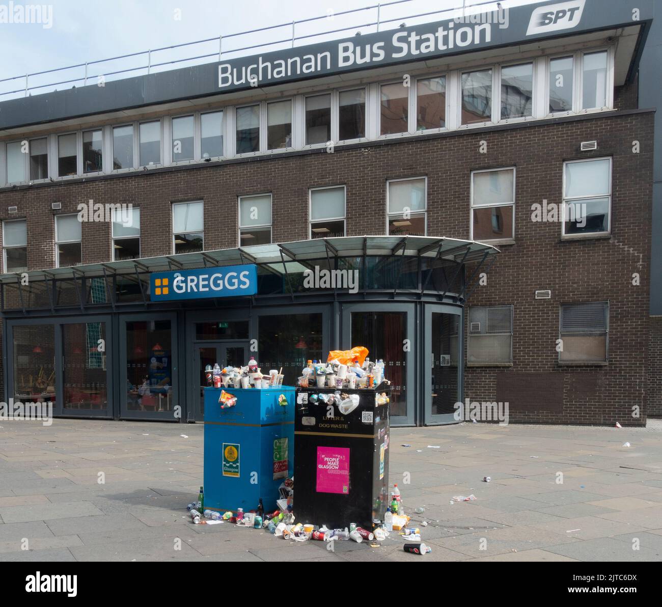 Rebosantes contenedores de basura en el pavimento fuera de la estación de autobuses de Buchanan, Glasgow, durante una huelga de los recolectores de basura del Consejo. Foto de stock