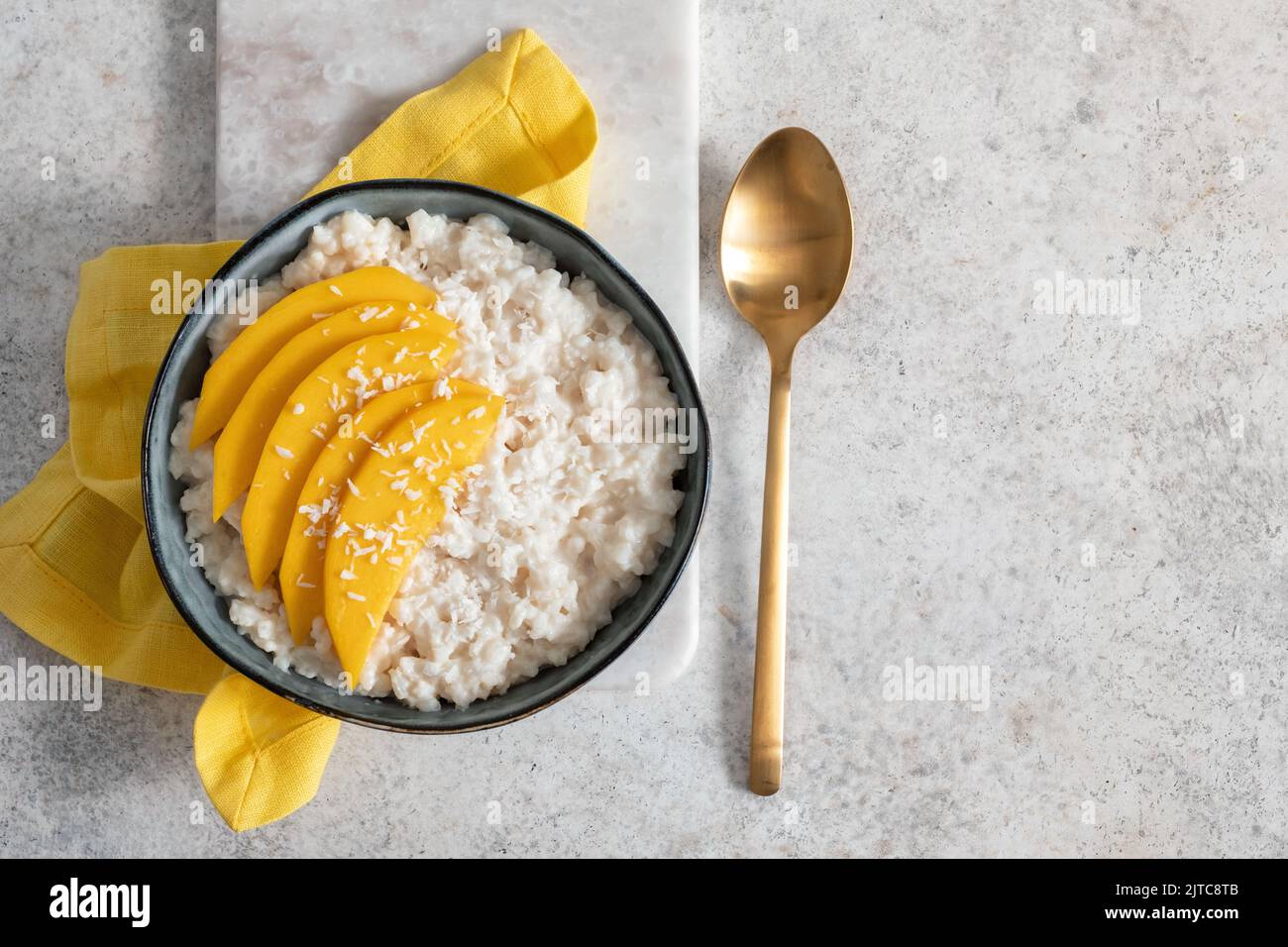 mango maduro fresco y arroz pegajoso con leche de coco Foto de stock