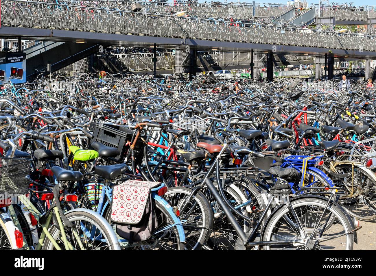 Aparcamiento para bicicletas. En el estacionamiento de bicicletas, un  montón de asientos vacíos. La bicicleta está encadenado a la parrilla para  bicicletas en la ciudad Fotografía de stock - Alamy