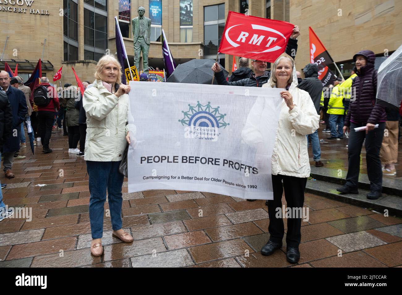 Foro Escocés de Pensionistas Pancarta de la gente antes de los beneficios en manos de manifestantes en la huelga sindical conjunta, Glasgow, Escocia, Reino Unido 26 de agosto de 2022 Foto de stock