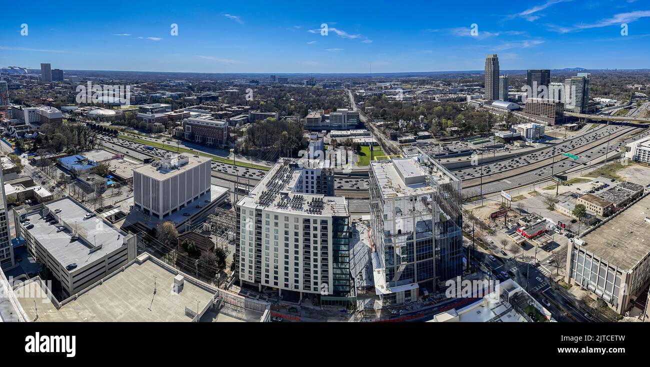 ATLANTA, GA / EE.UU. - MARZO 20: Perspectiva panorámica elevada muestra edificios y carreteras del área del centro de la ciudad el 20 de marzo de 2022 en Atlanta, GA. Foto de stock