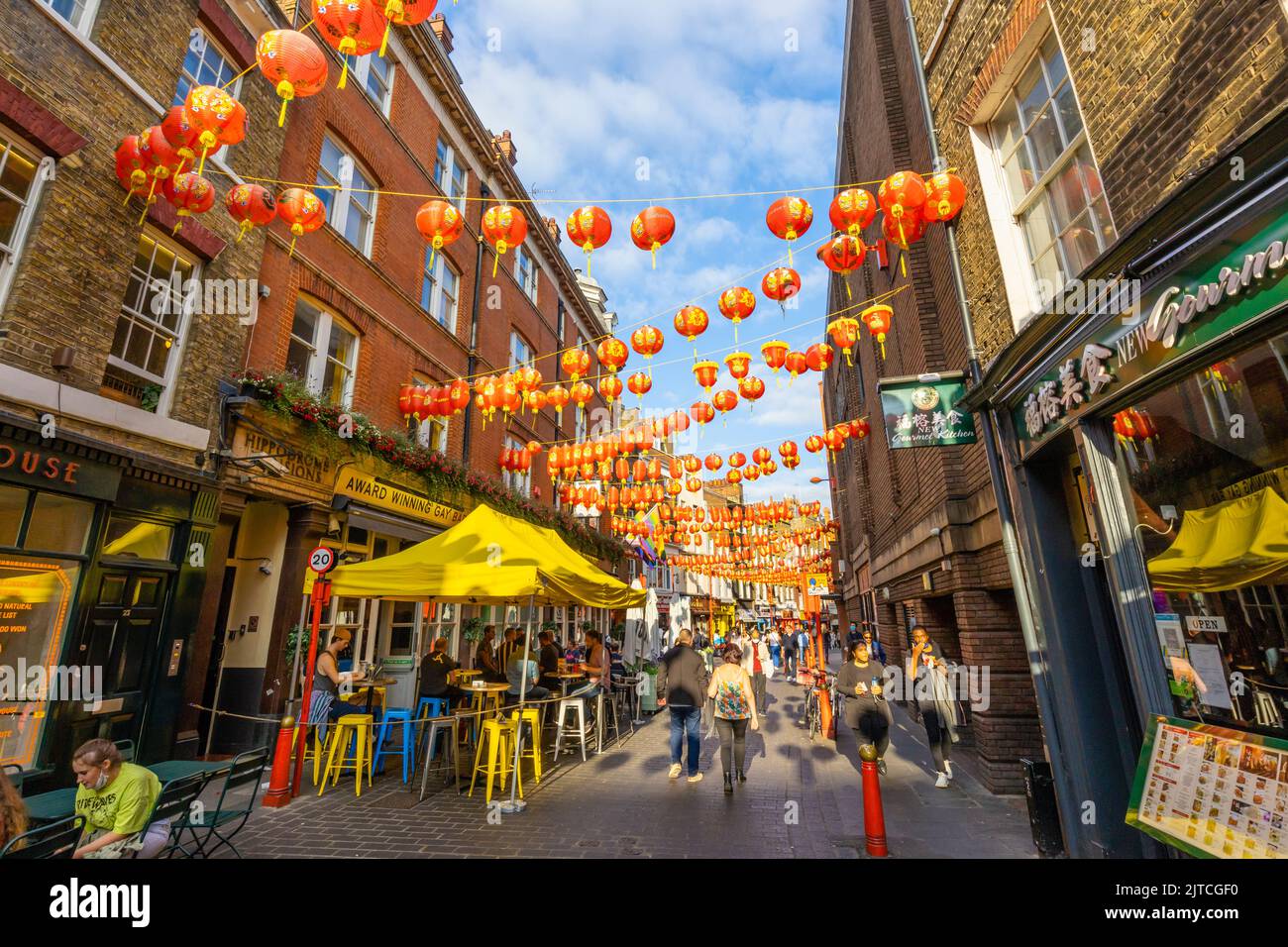 Coloridos faroles chinos rojos y dorados se extienden a través de la calle Lisle Street en Chinatown en el West End de Londres, distrito WC2 de la ciudad de Westminster Foto de stock