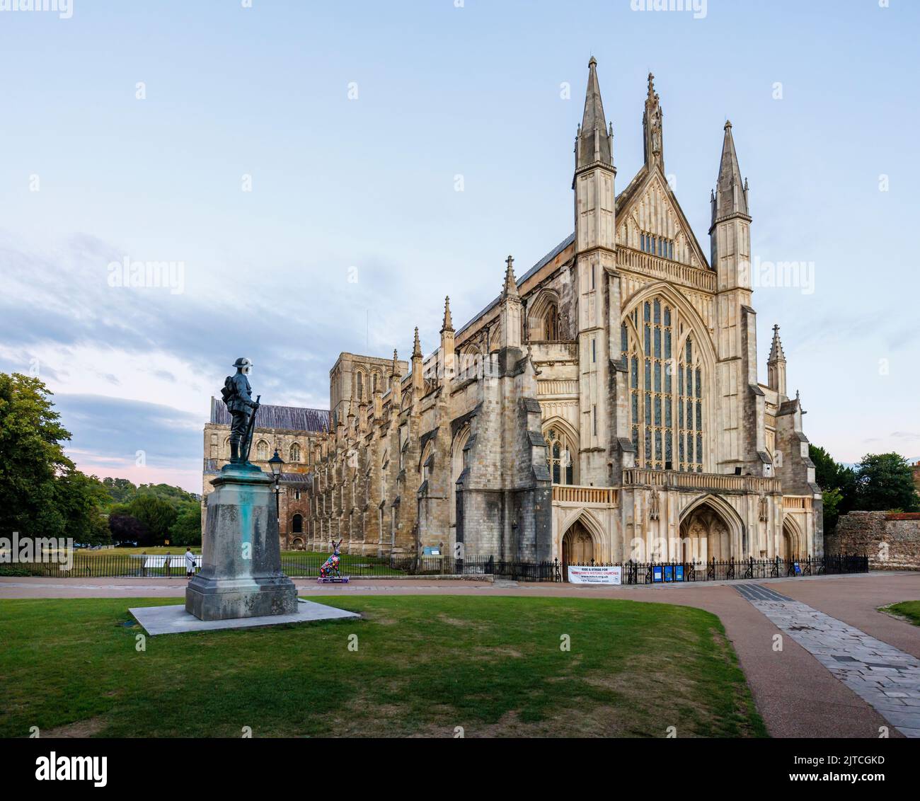 Catedral de Winchester, vista del Frente Oeste y estatua de un cabecilla del Real Cuerpo de Rifles del Rey, Winchester, Hampshire, sur de Inglaterra Foto de stock