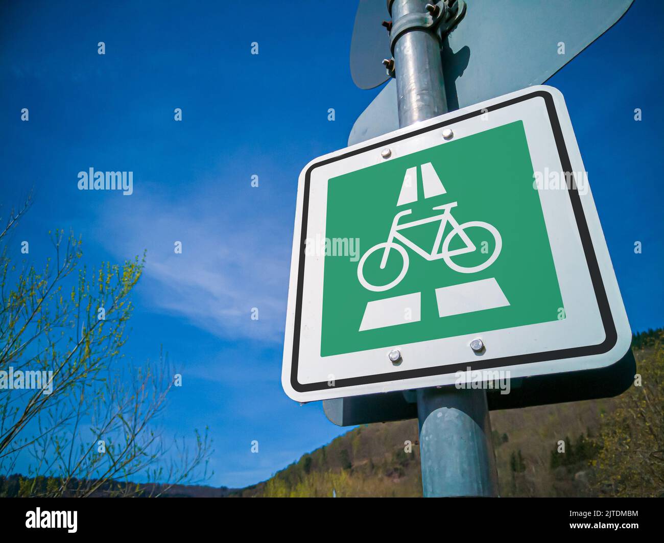 nueva señal de tráfico alemana que indica la prioridad de la autopista de bicicletas frente a un cielo nublado claro Foto de stock