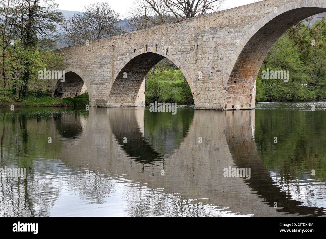 El Pont de Quezac reflejado en el río Tarn, Gorges du Tarn, Causses, Francia, UE Foto de stock