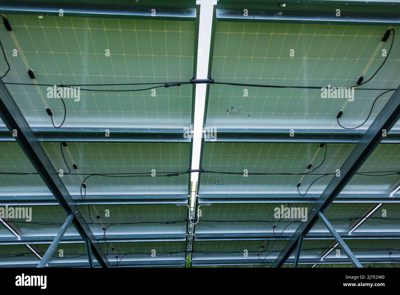 Rückseite einer Fotovoltaikanlage mit Verteiler und Elektrokabeln Foto de stock