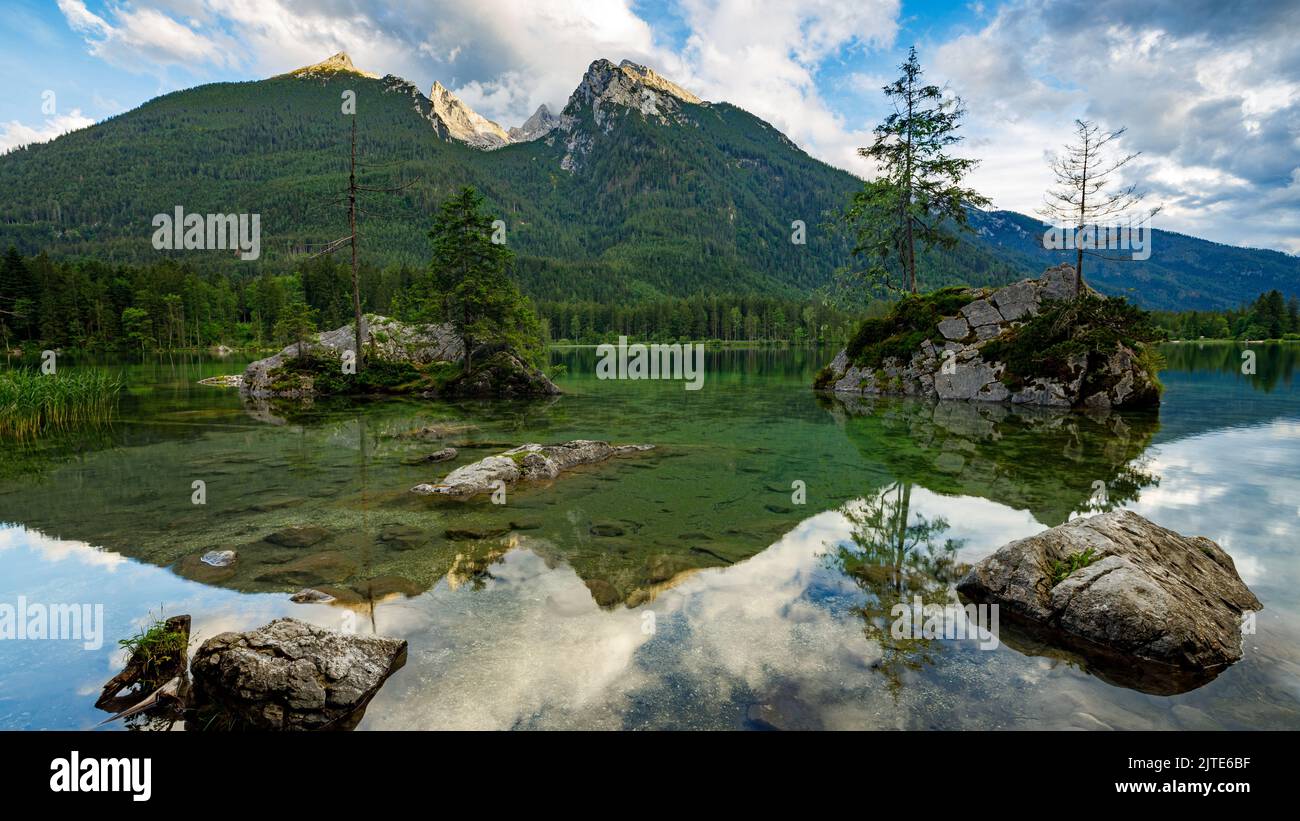 El lago Hintersee en los Alpes bávaros Foto de stock