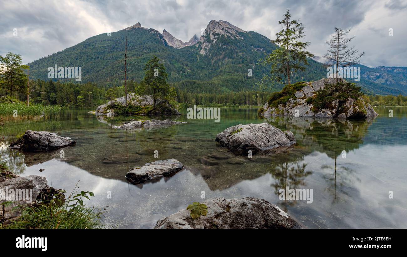 El lago Hintersee en los Alpes bávaros Foto de stock