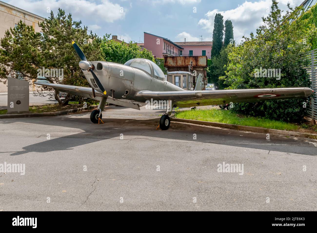 El avión de entrenamiento acrobático de dos plazas, P148, diseñado por Corradino d'Ascanio y colocado a la entrada del Museo Piaggio en Pontedera, Pisa Foto de stock