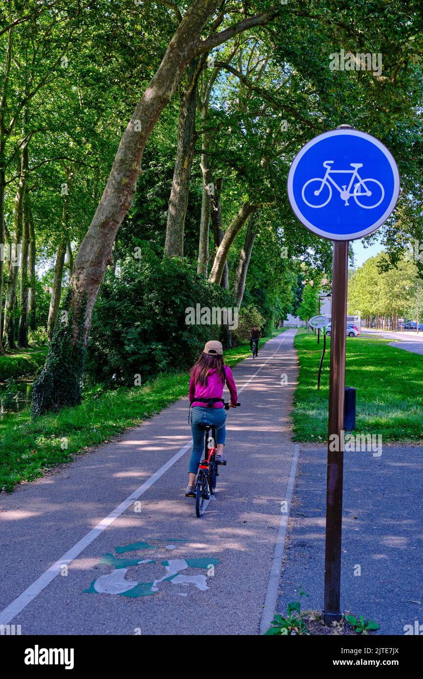 Francia, Cher (18), Bourges, en bicicleta a lo largo del Canal de Berry y la Trouée verte Foto de stock