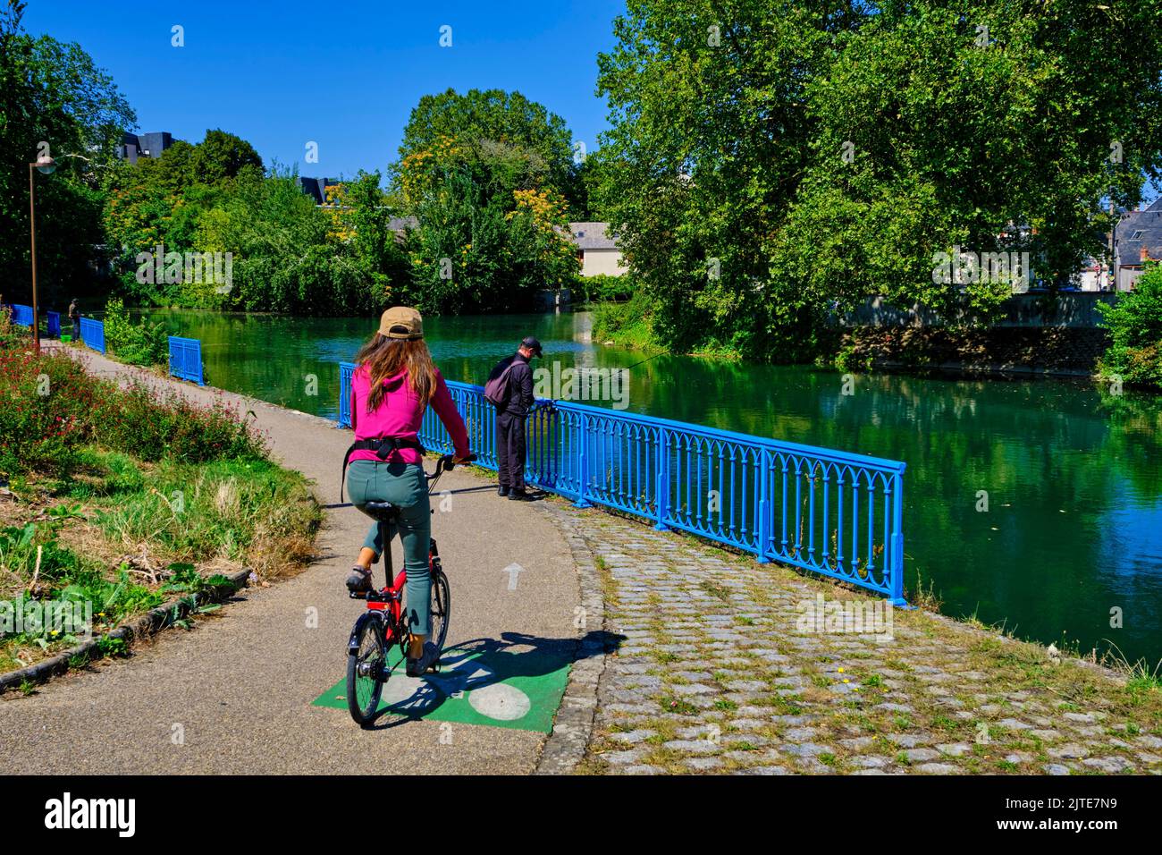 Francia, Cher (18), Bourges, en bicicleta a lo largo del Canal de Berry y la Trouée verte Foto de stock