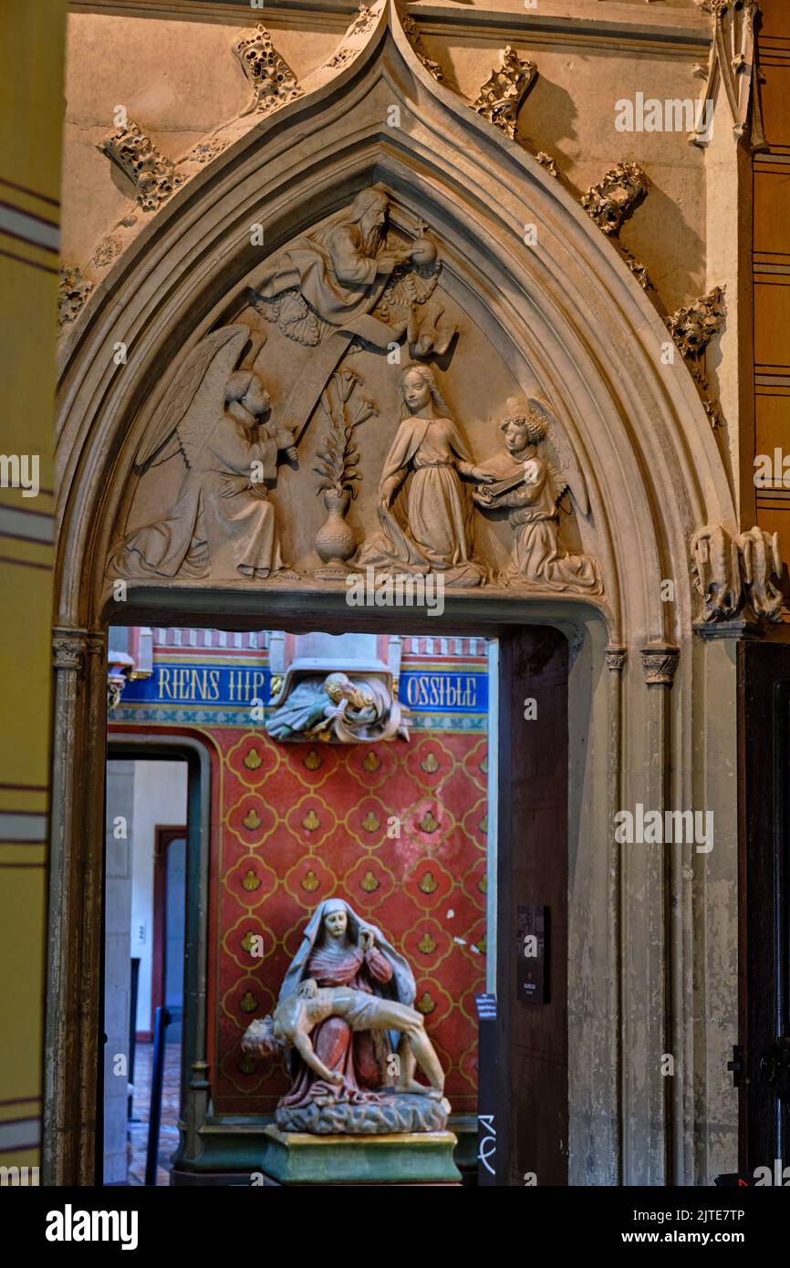 Francia, Cher (18), Burgos, Jacques Coeur Palacio, la capilla, la piedad y el símbolo de la familia Coeur St Jacques shell Foto de stock