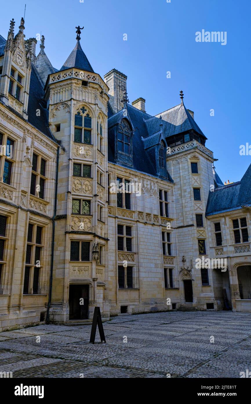 Francia, Cher (18), Burgos, Jacques Coeur Palace, la torre de la escalera en el patio Foto de stock