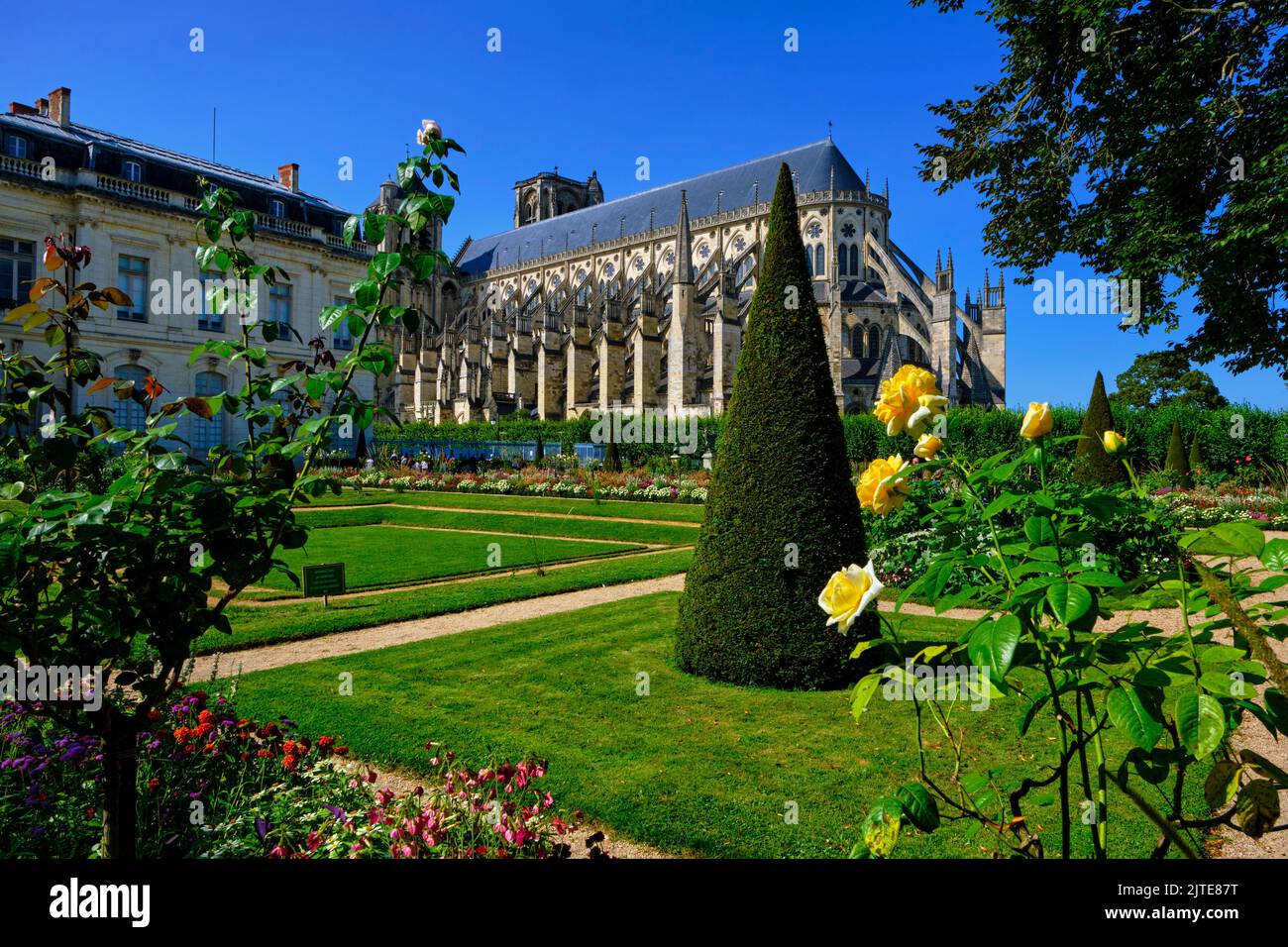 Francia, Cher (18), Bourges, Catedral de St Etienne, Patrimonio de la Humanidad de la UNESCO, el jardín del arzobispo Foto de stock