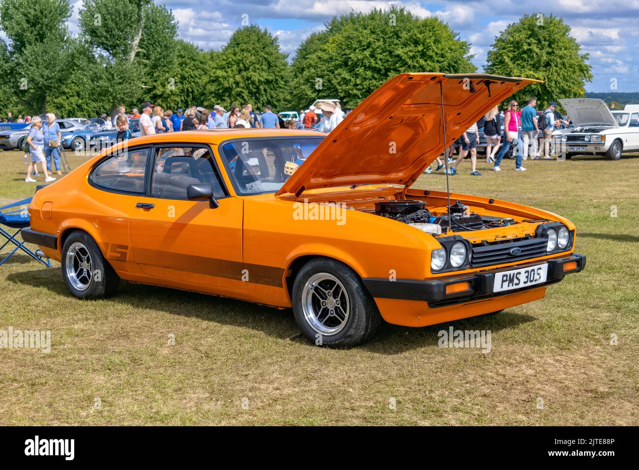 Ford Capri Classic Car de 3 litros de color naranja brillante en la