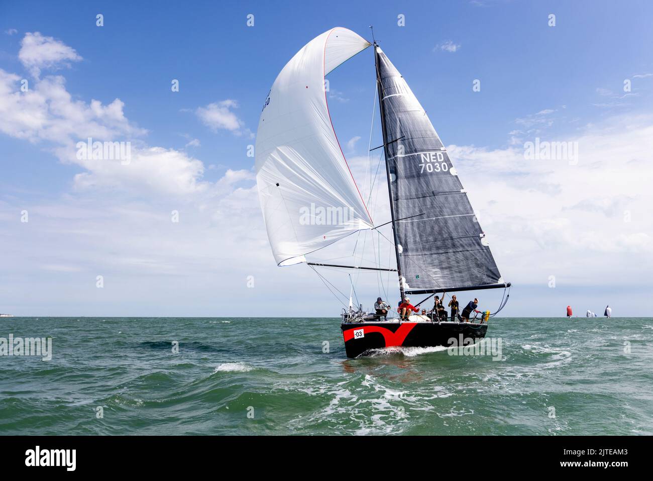 Barcos de vela que participan en las carreras durante la semana Ramsgate del Royal Temple Yacht Club en julio de 2022 Foto de stock