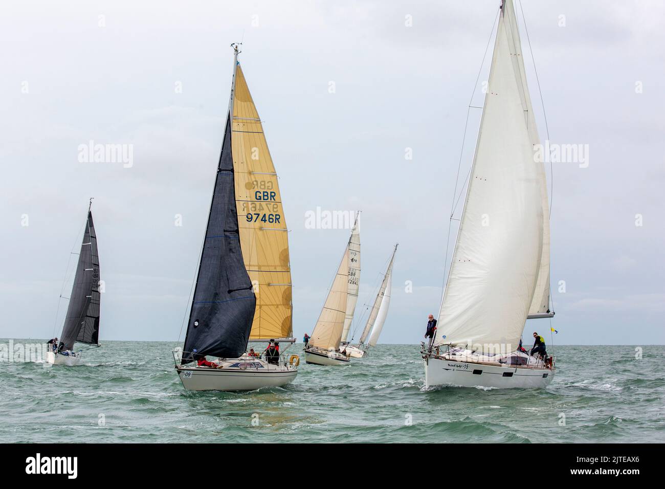 Barcos de vela que participan en las carreras durante la semana Ramsgate del Royal Temple Yacht Club en julio de 2022 Foto de stock