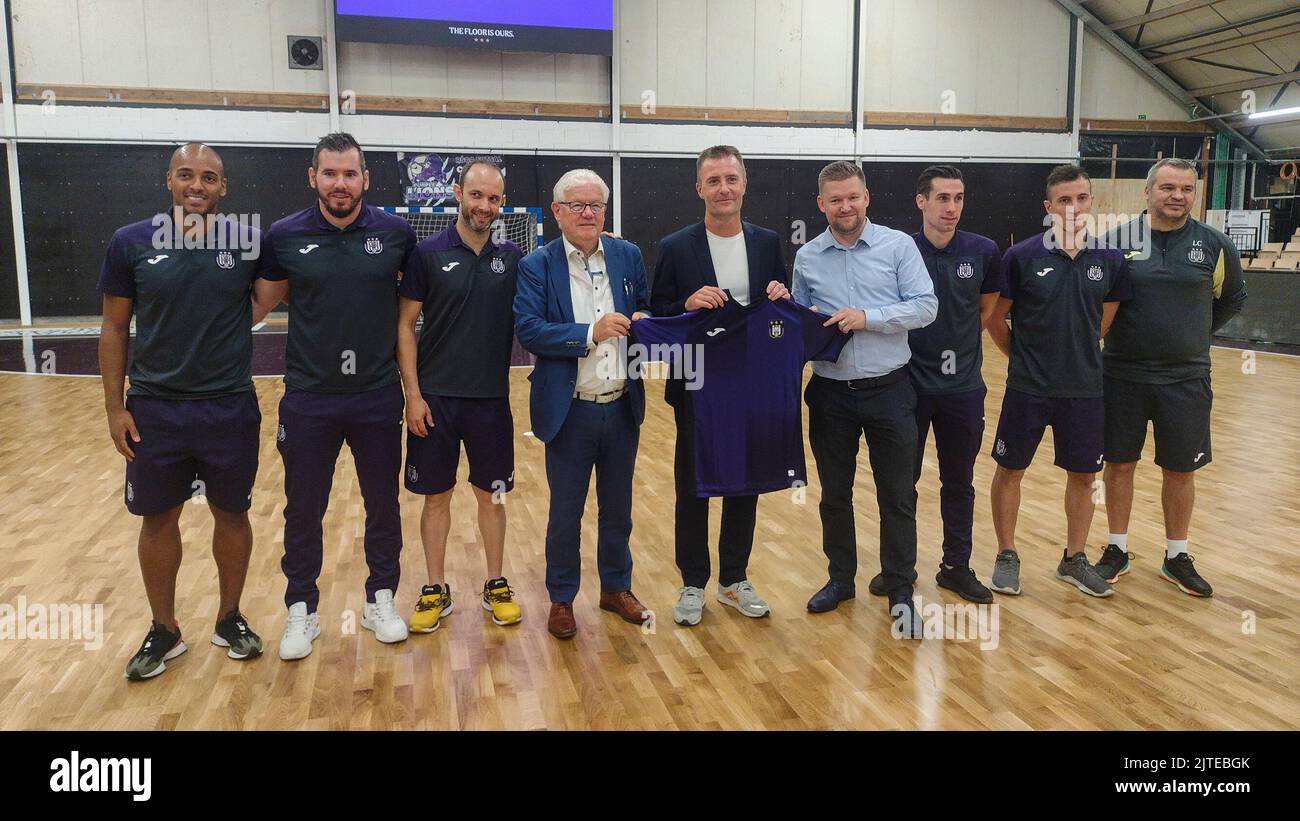 La ilustración muestra la apertura de la nueva sala deportiva del