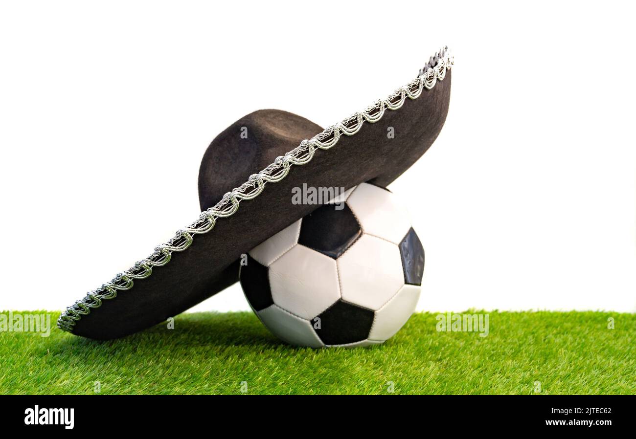 Balón de fútbol con sombrero de mariachi de méxico sobre la hierba del  campo Fotografía de stock - Alamy