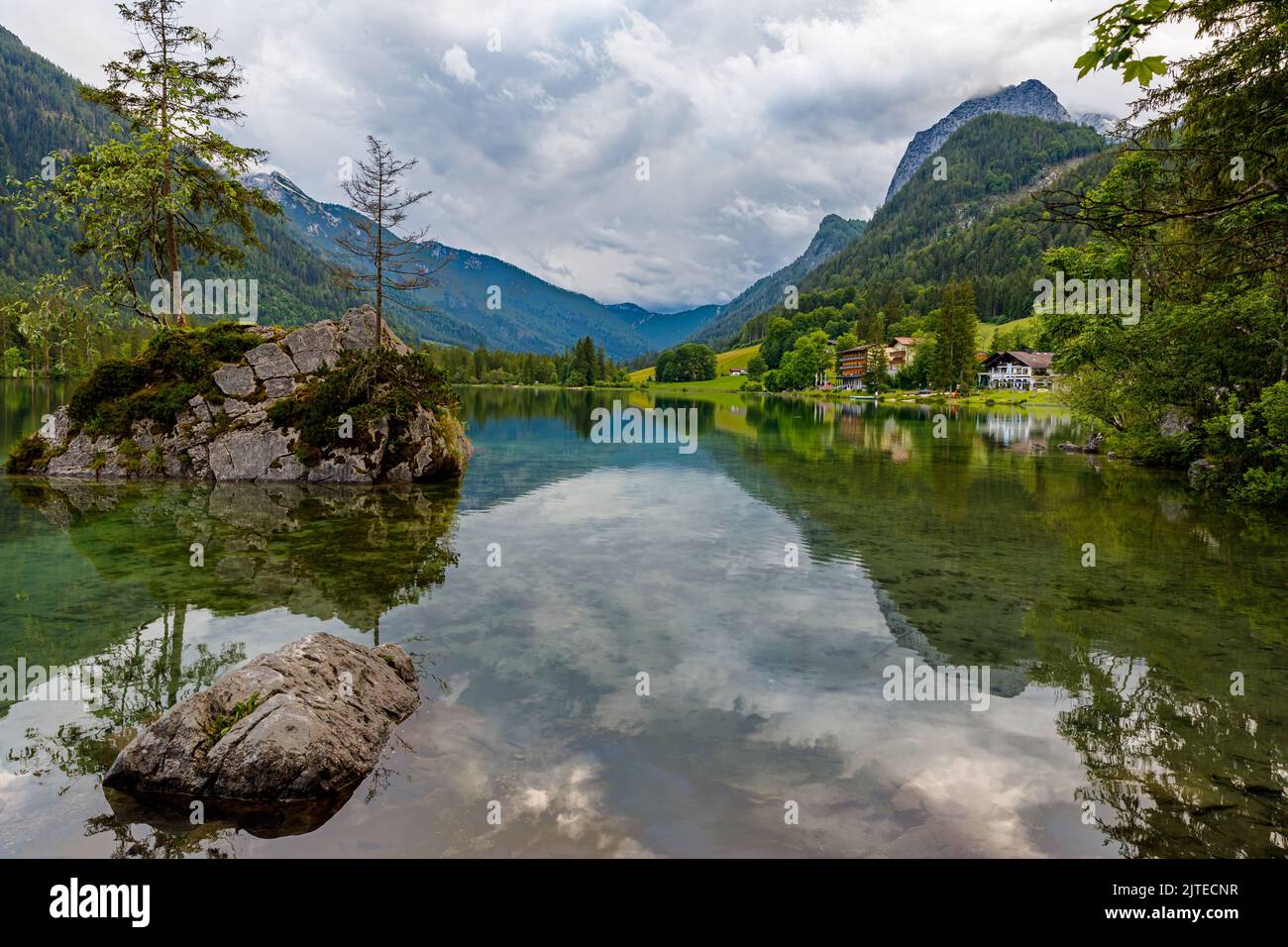 El lago Hintersee en los Alpes bávaros Foto de stock