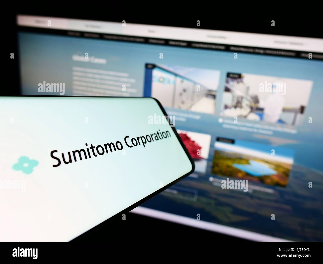 Smartphone con el logotipo de la empresa japonesa Sumitomo Corporation en la pantalla delante del sitio web de la empresa. Enfoque en el centro de la pantalla del teléfono. Foto de stock