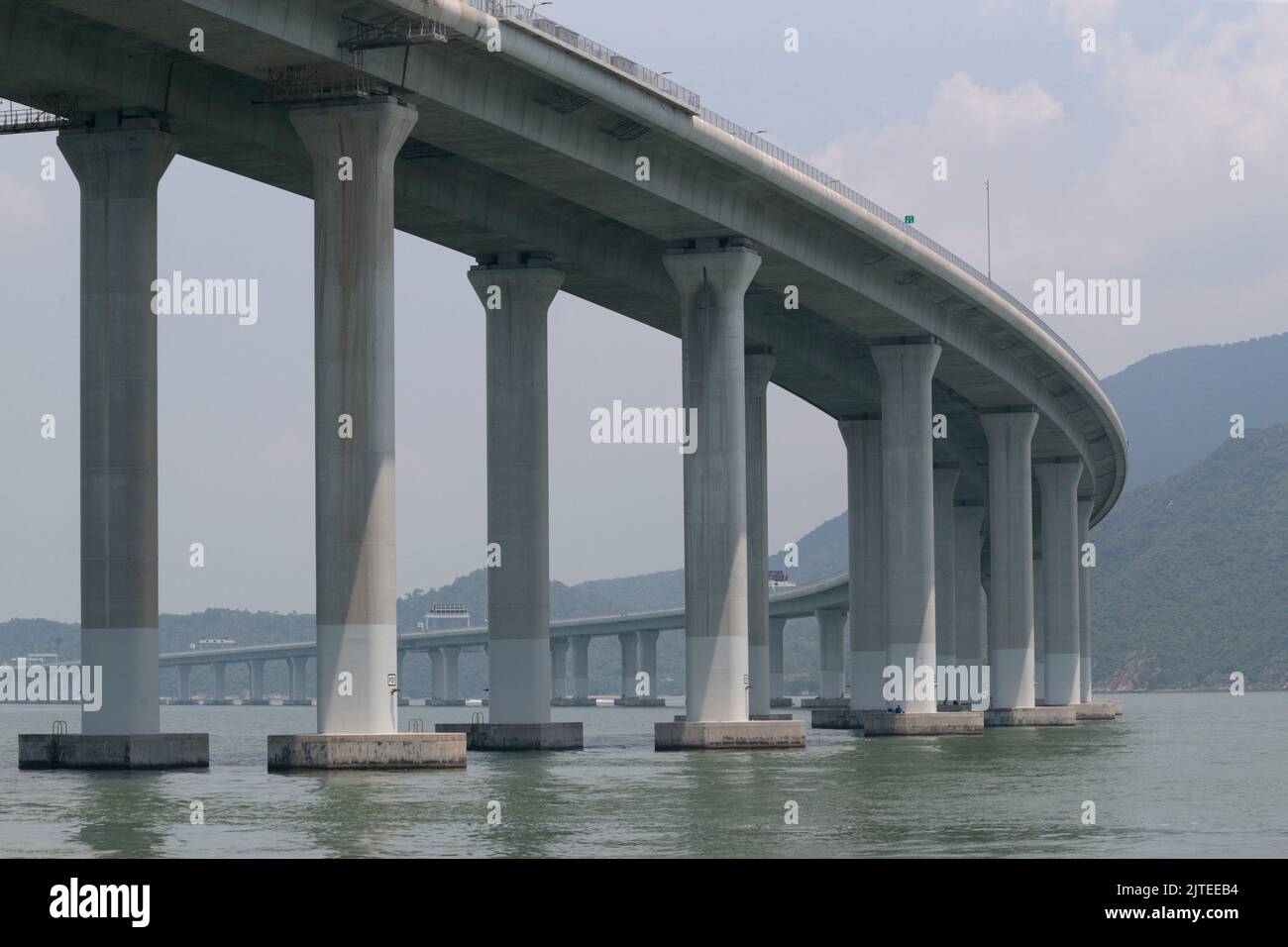 Tramo elevado de la autopista, Hong Kong - Zhuhai - Puente de Macao (HZMB), tramo de Hong Kong, al oeste de Lantau, en el delta del río Perla, Guangdong, China Foto de stock