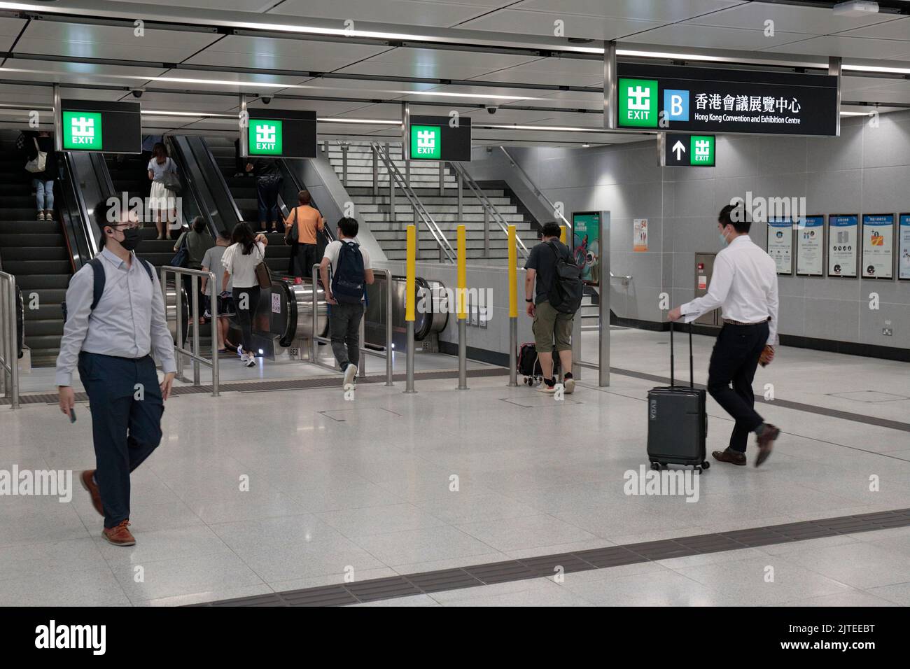 Vista de pasajeros en escaleras mecánicas, estación del centro de exposiciones MTR, salida B, Wanchai North, Hong Kong Foto de stock