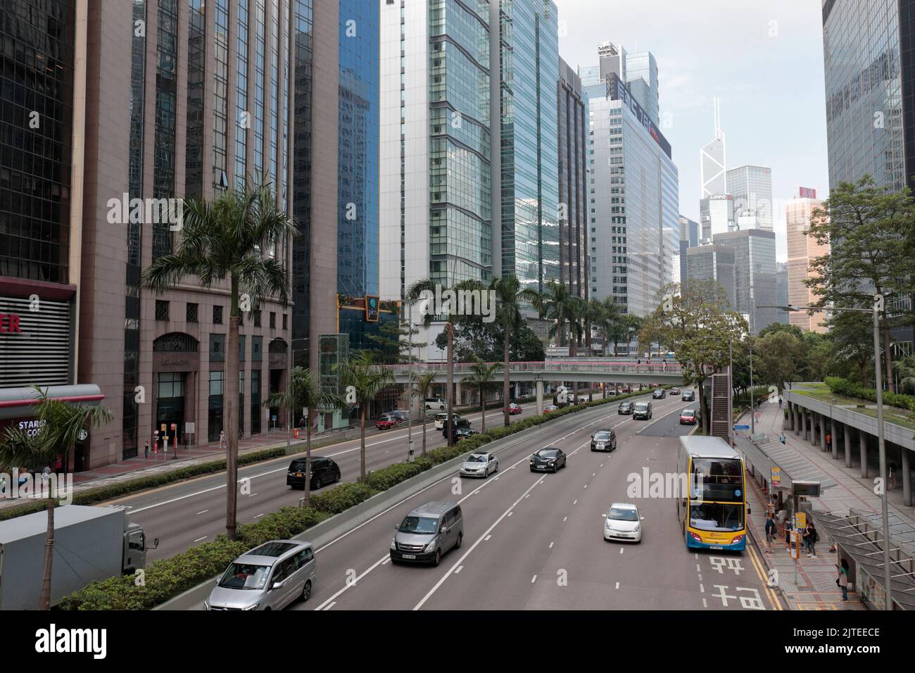 Vista de la calle hacia el oeste, Connaught Road, Wanchai, Hong Kong Foto de stock