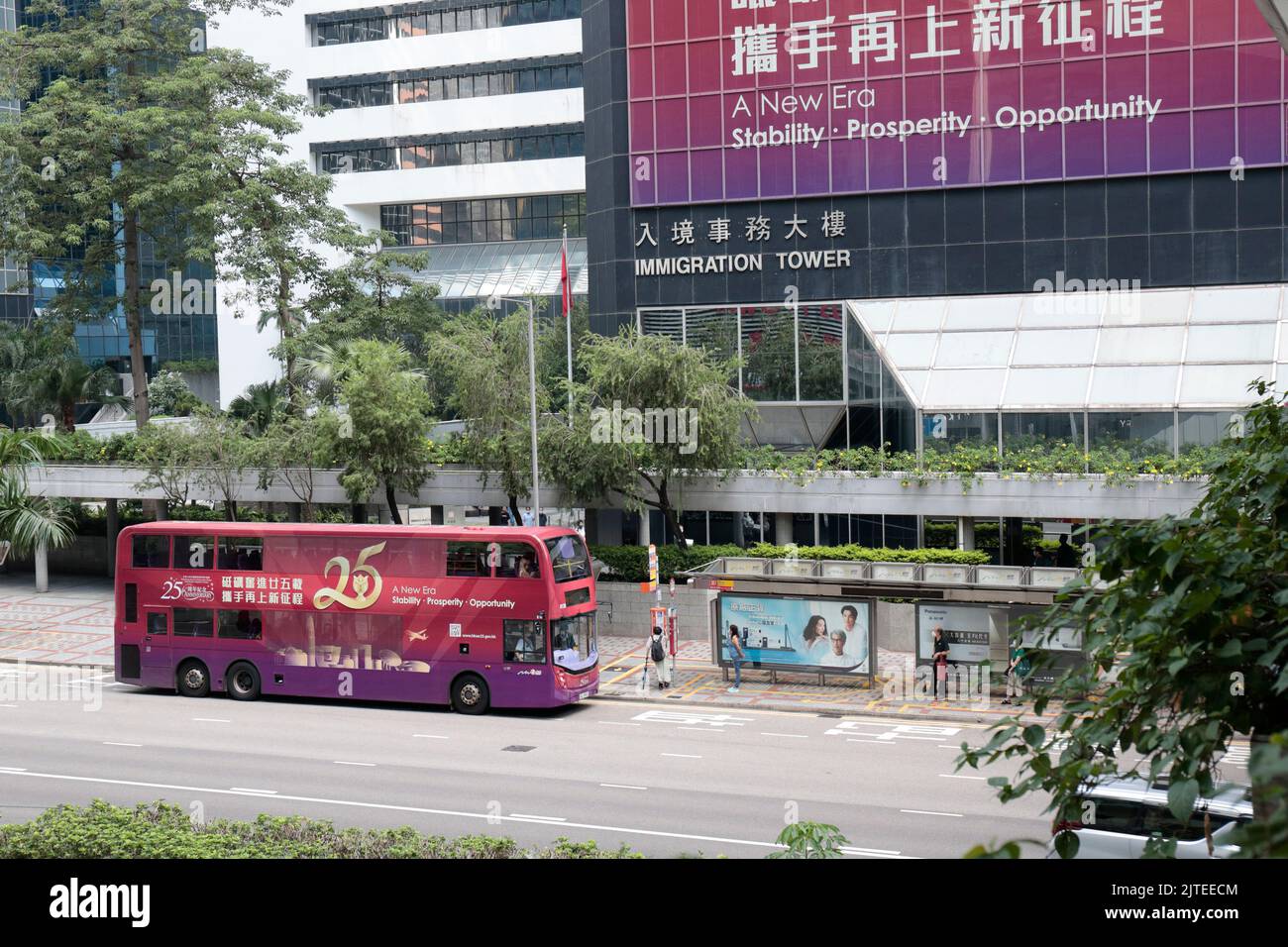 Hong Kong Entrega 25th Aniversario de publicidad, en la Torre de Inmigración y autobús de paso, Connaught Road, Wanchai, Hong Kong Foto de stock