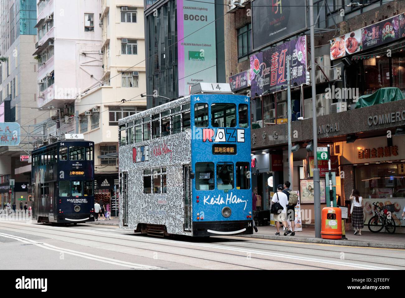 Vista horizontal durante el día de dos tranvías eléctricos, Johnstone Road, cerca de Hennessy Road, Wanchai, Hong Kong, China Foto de stock