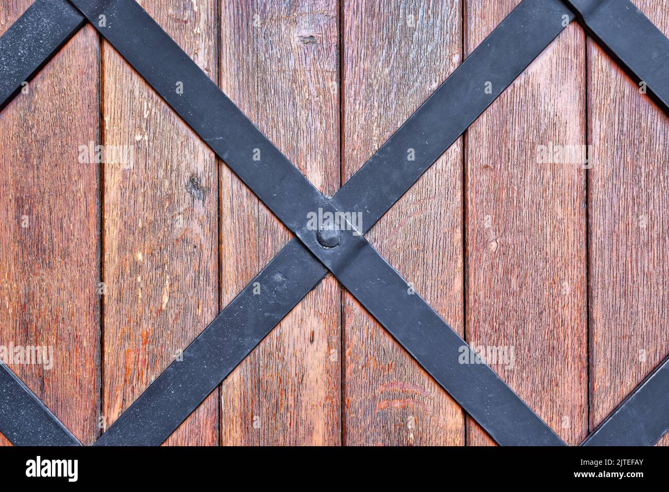 Fondo de madera envejecida con barras de hierro y tablones de color marrón Foto de stock