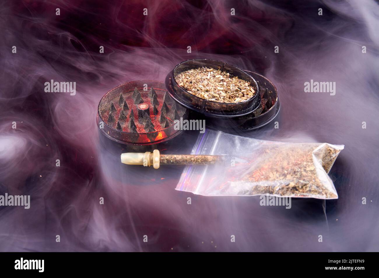 Muela con tabaco y pipa con mucho humo. Cultura de fumar. Foto de stock