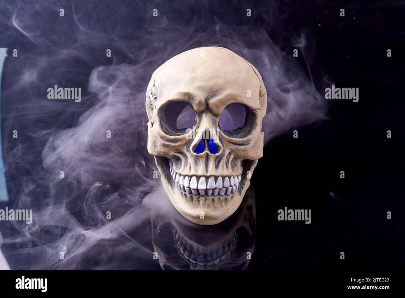 referir visto ropa Túnica Muerte por humo fotografías e imágenes de alta resolución - Alamy