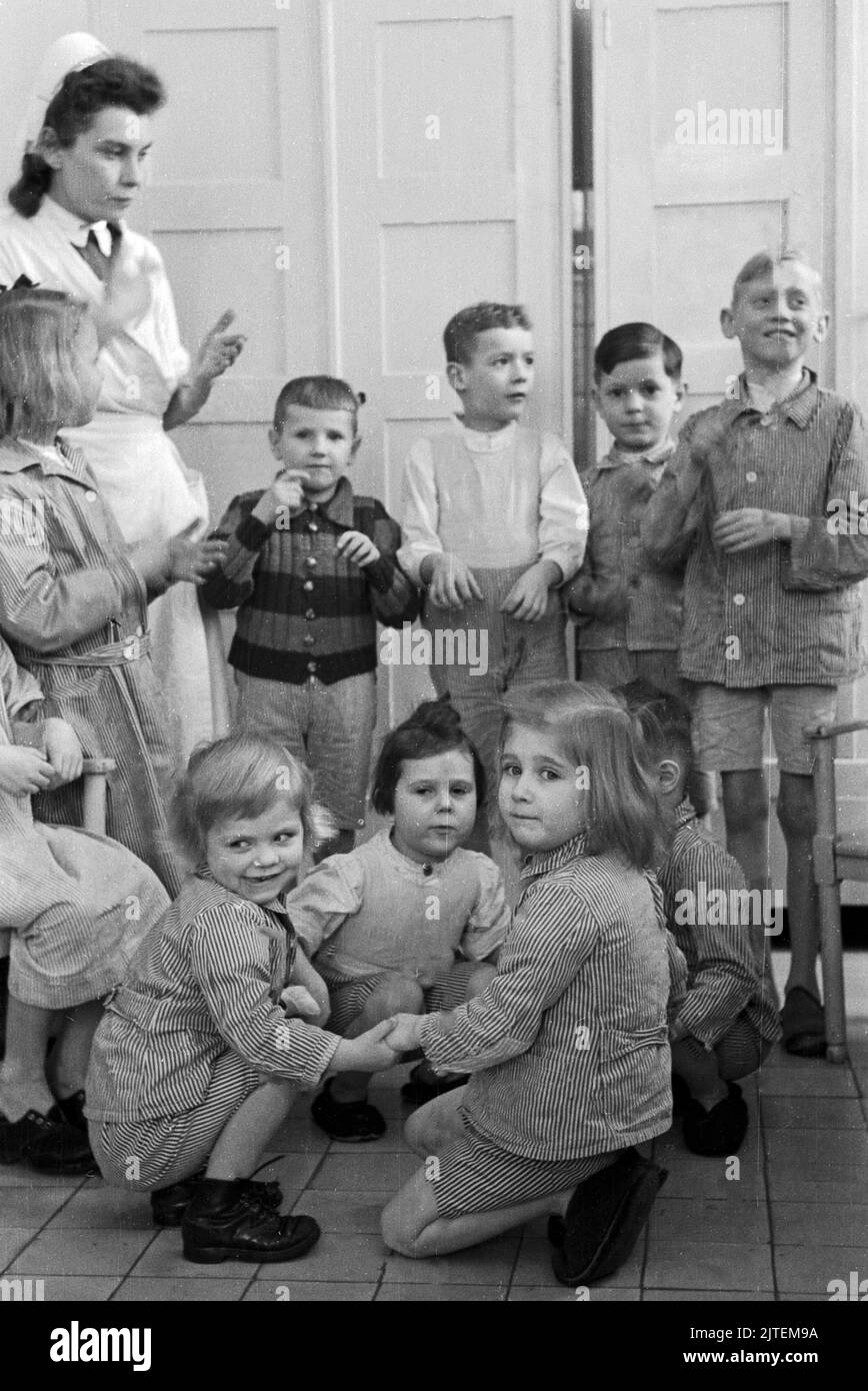 Kampf der Tuberkulose im TBC Kinderkrankenhaus in Neukölln, Berlin, Deutschland 1947. Foto de stock