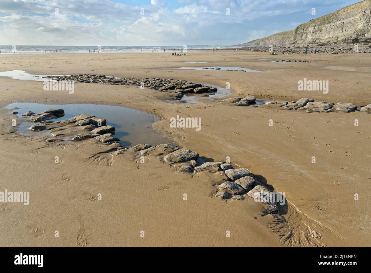 Afloramientos de piedra caliza en la playa de Southerndown, bahía de Dunraven en marea baja, Glamorgan Heritage Coast, Gales del Sur, Reino Unido, octubre de 2021. Foto de stock