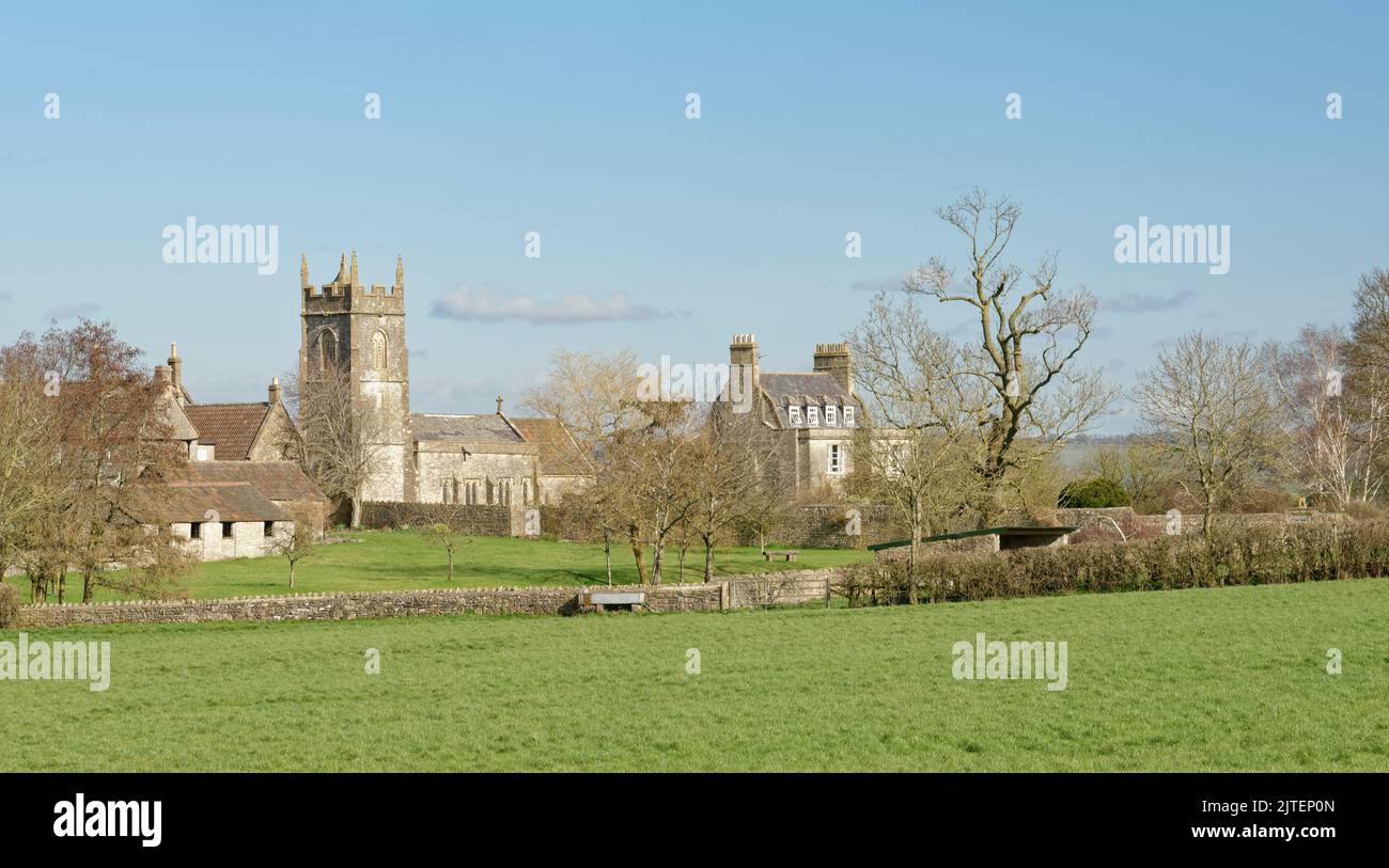 Stanton Prior pueblo y la Iglesia de San Lorenzo, cerca de Markbury, Bath y el noreste de Somerset, febrero de 2021. Foto de stock
