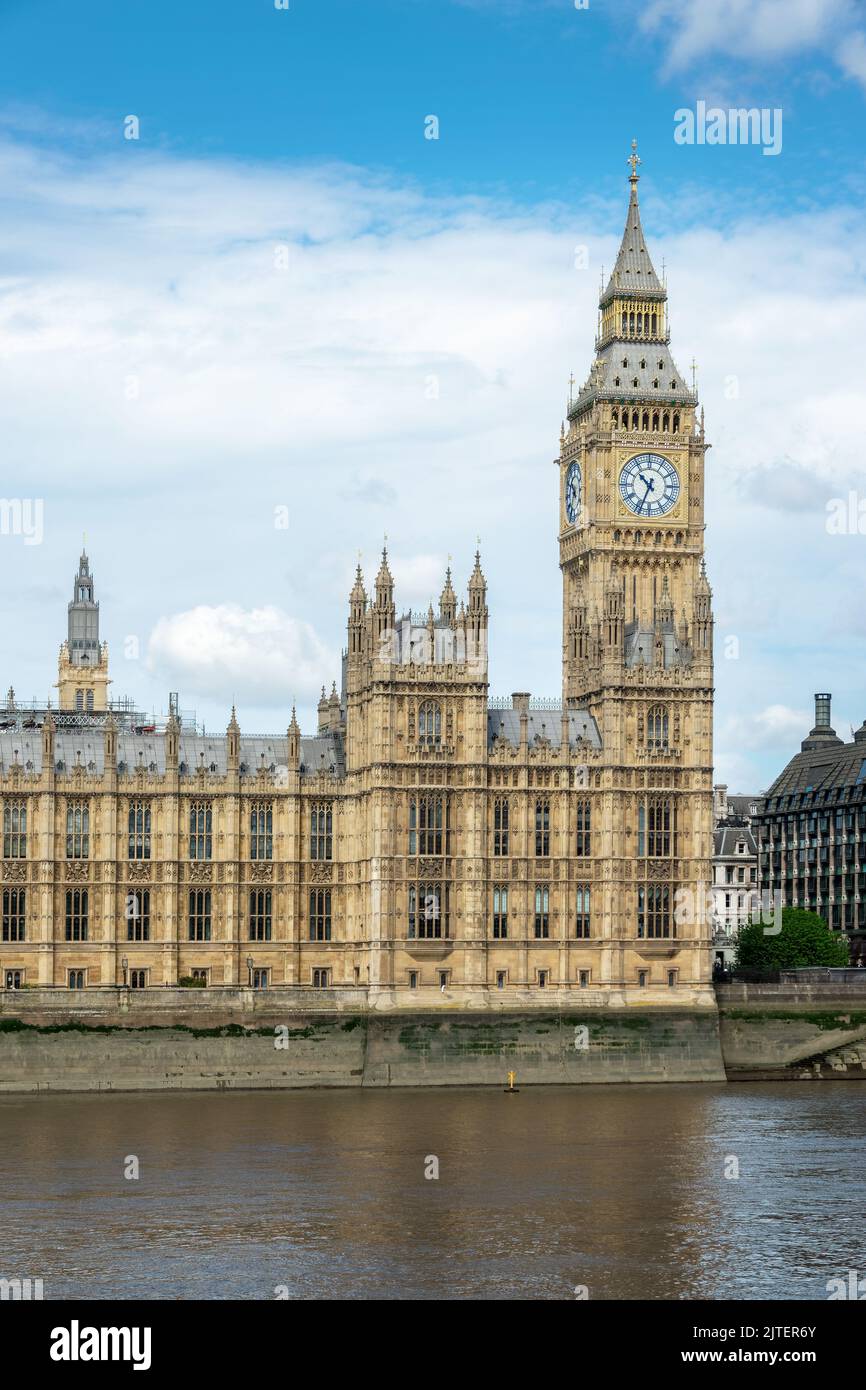 Big Ben y Westminster Palace, río Támesis, Londres Reino Unido Foto de stock