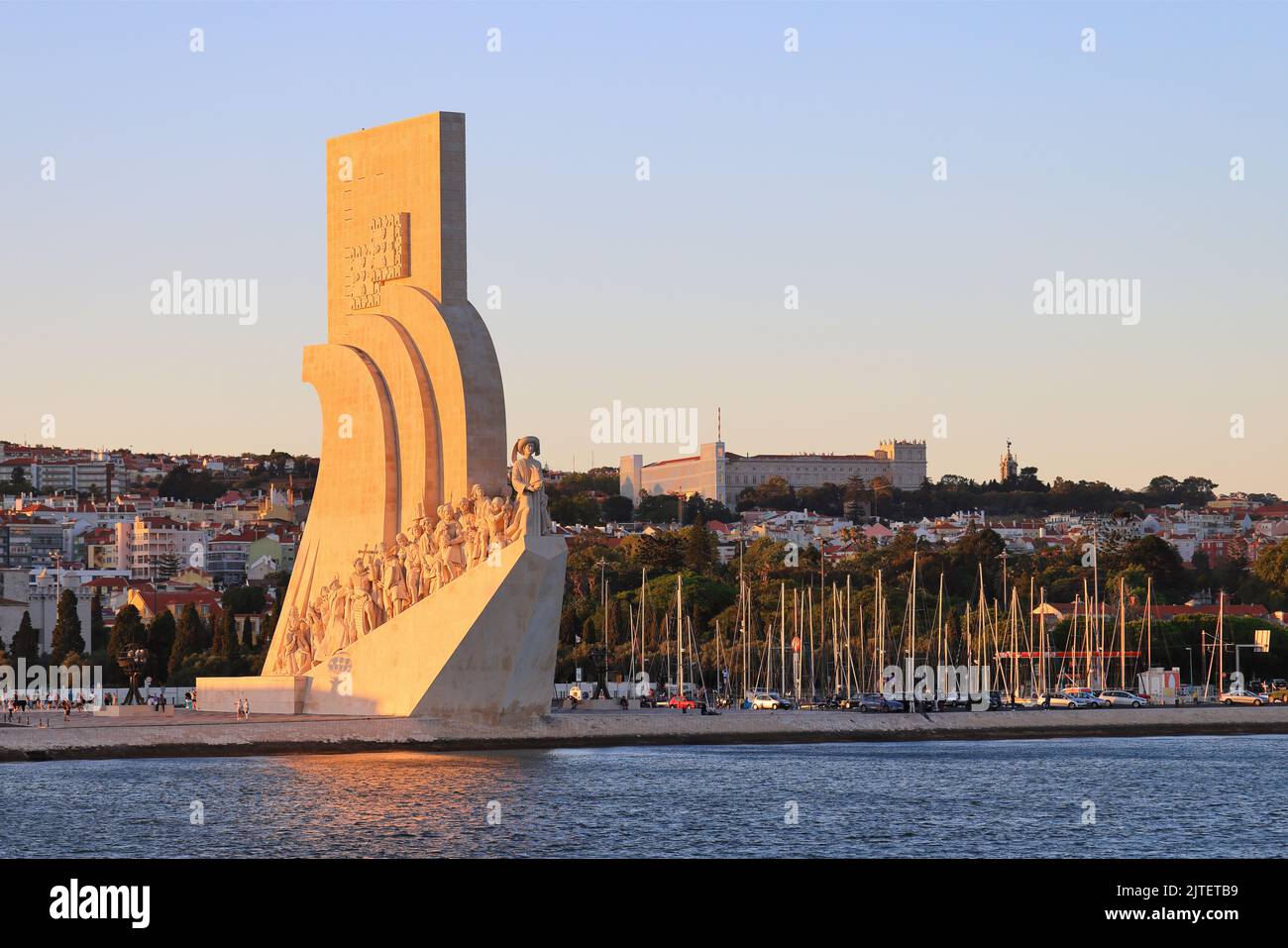 Puesta de sol en Belém, Lisboa, la capital de Portugal. Padrão dos Descobrimentos, Monumento a los Descubrimientos vistos desde el río Tajo. Foto de stock