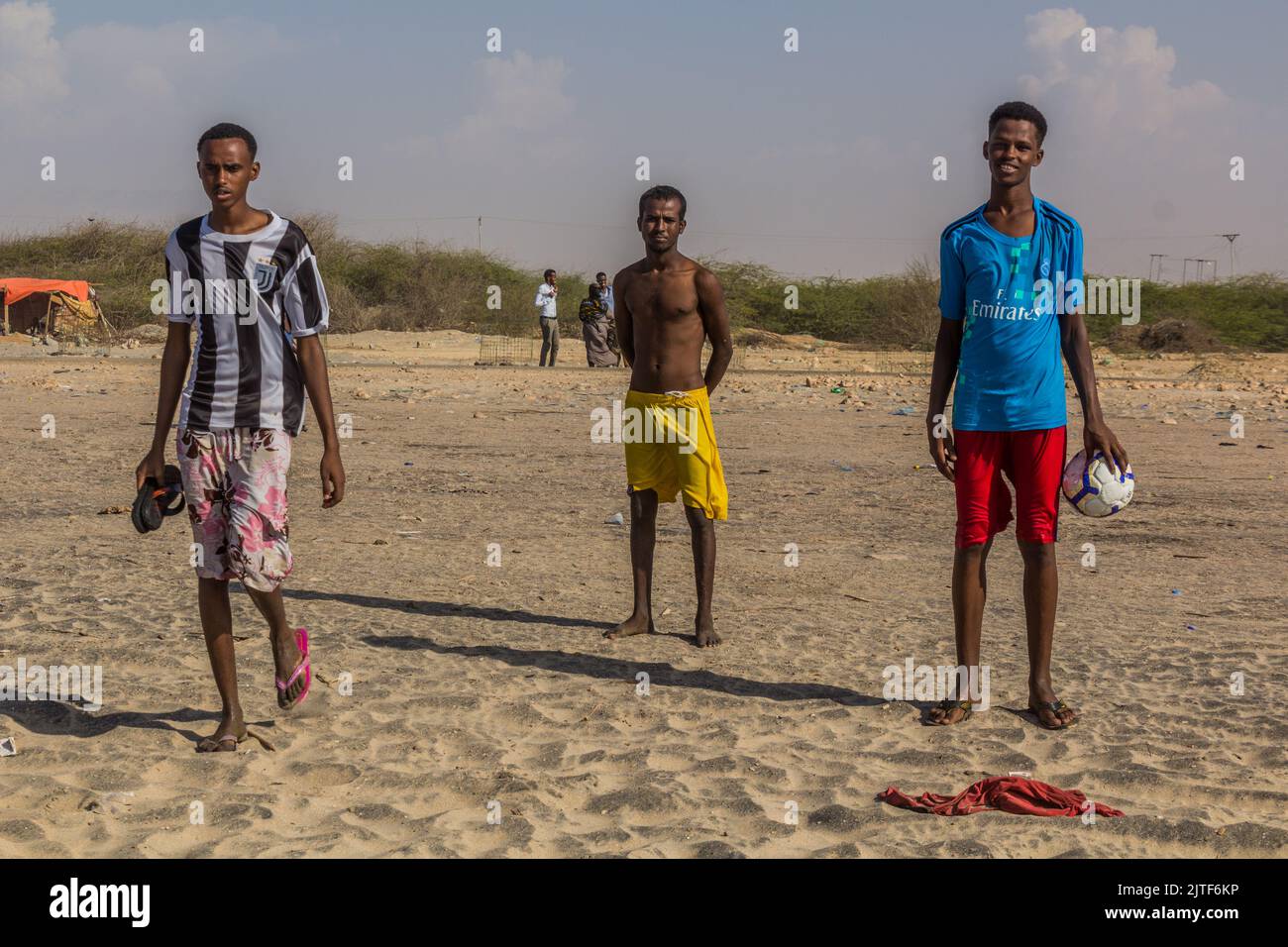 BERBERA, SOMALILANDIA - 13 DE ABRIL de 2019: Jóvenes en una playa cerca de Berbera, Somalilandia Foto de stock
