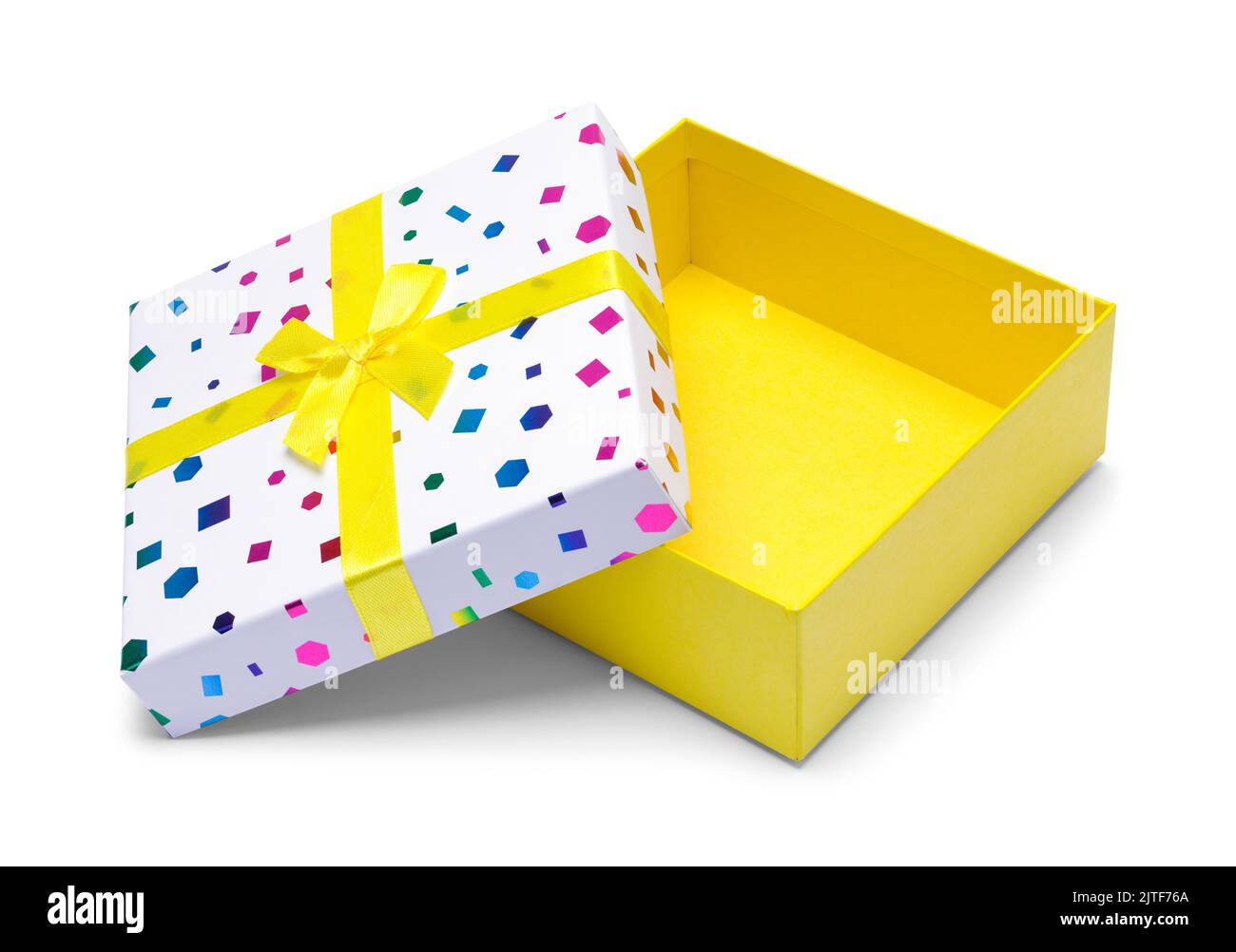 Caja de regalo amarilla abierta con abertura en la tapa. Foto de stock